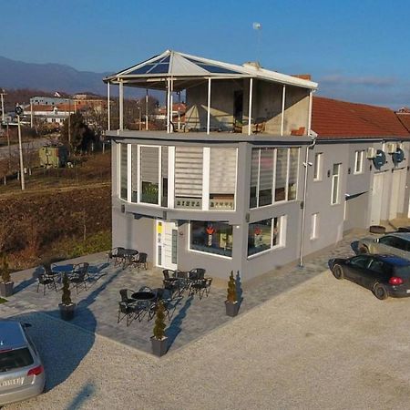 Binta Hostel Враня Екстериор снимка