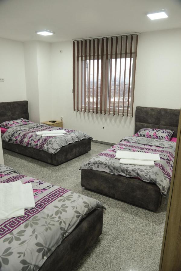 Binta Hostel Враня Екстериор снимка