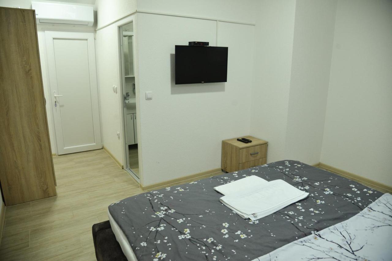 Binta Hostel Враня Екстериор снимка