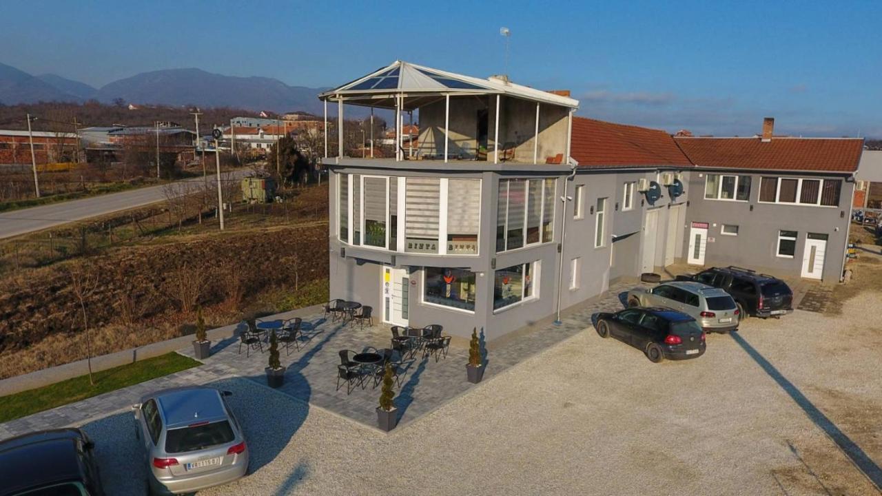 Binta Hostel Враня Екстериор снимка