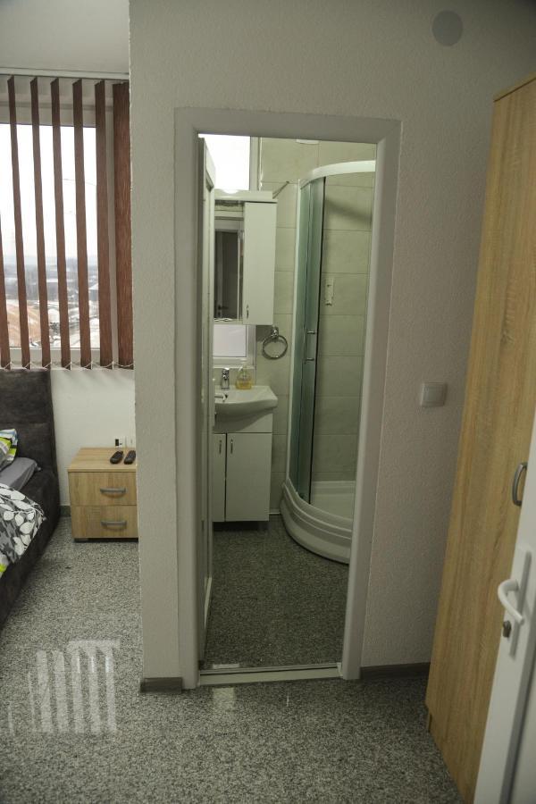 Binta Hostel Враня Екстериор снимка