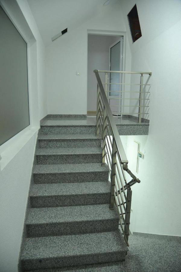 Binta Hostel Враня Екстериор снимка