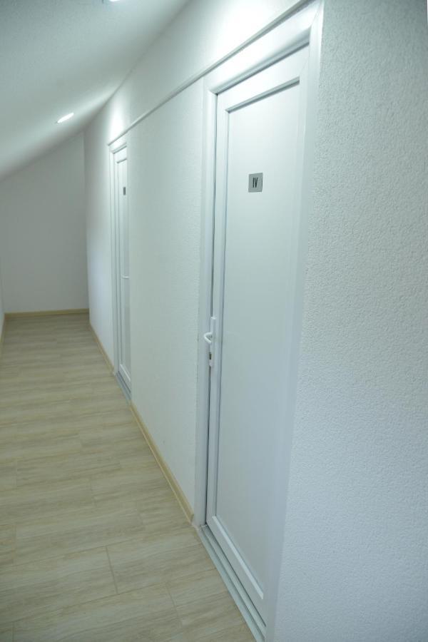 Binta Hostel Враня Екстериор снимка