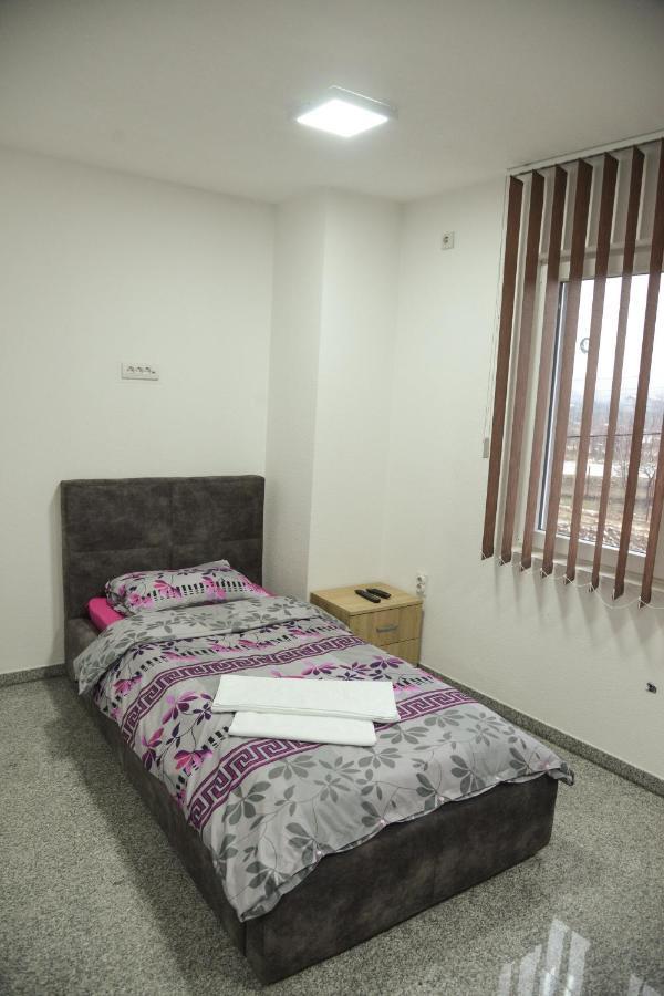 Binta Hostel Враня Екстериор снимка