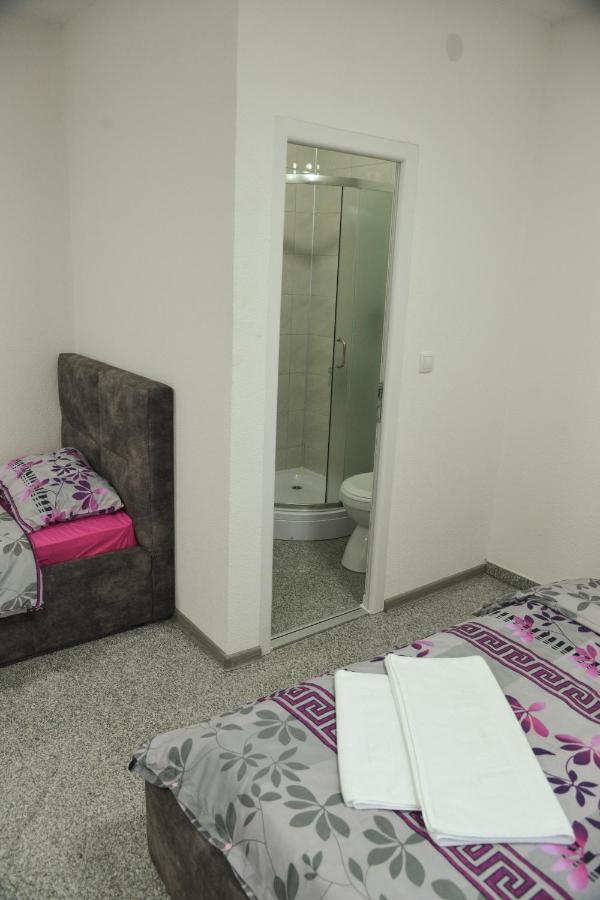 Binta Hostel Враня Екстериор снимка