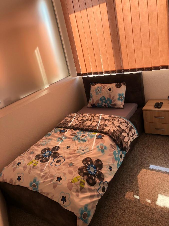 Binta Hostel Враня Екстериор снимка