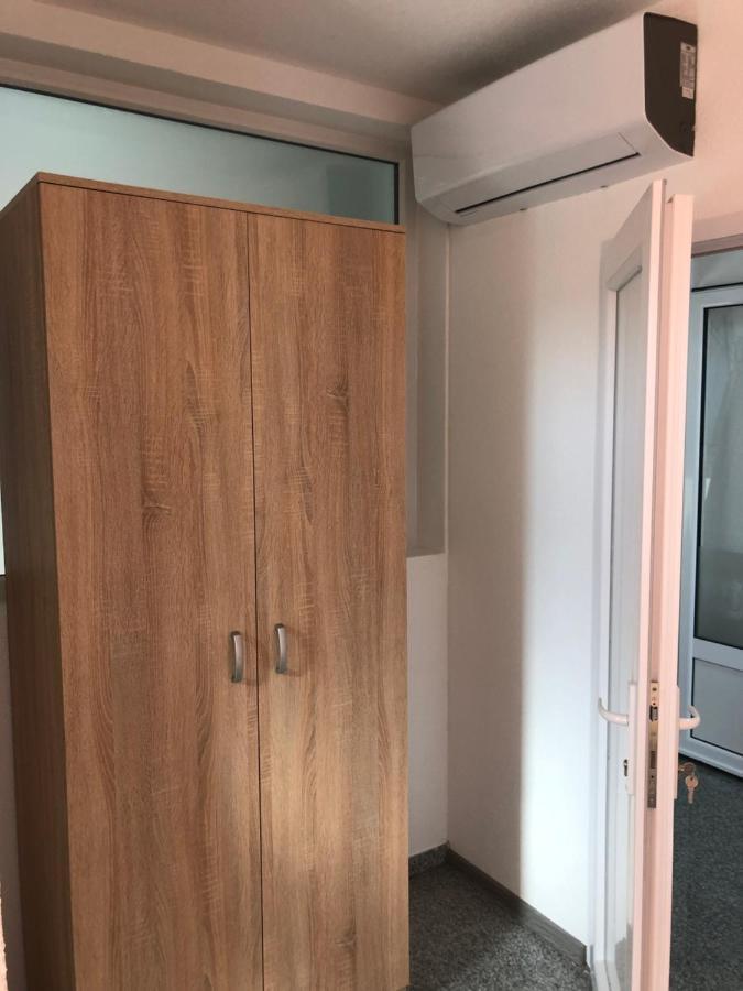 Binta Hostel Враня Екстериор снимка