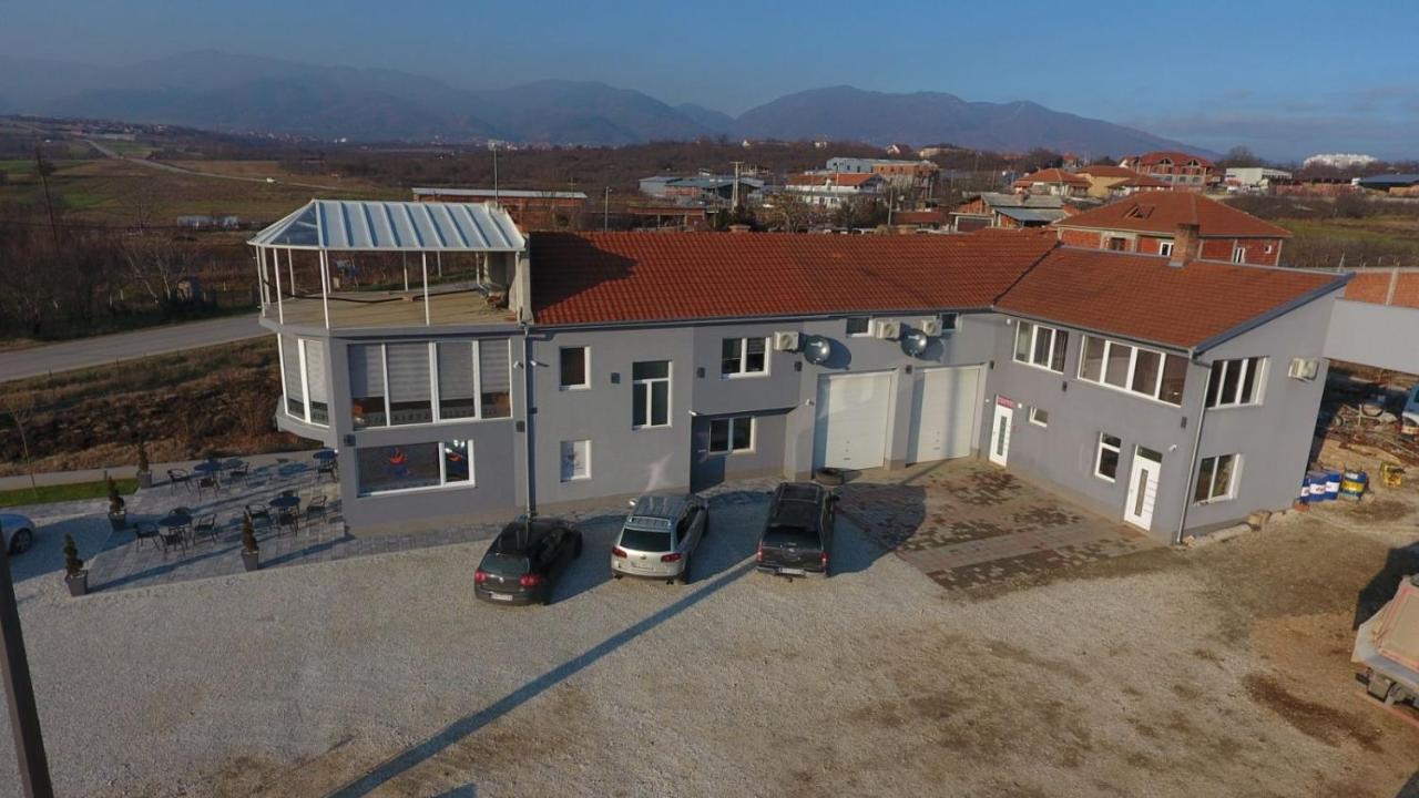 Binta Hostel Враня Екстериор снимка
