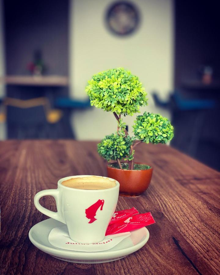Binta Hostel Враня Екстериор снимка