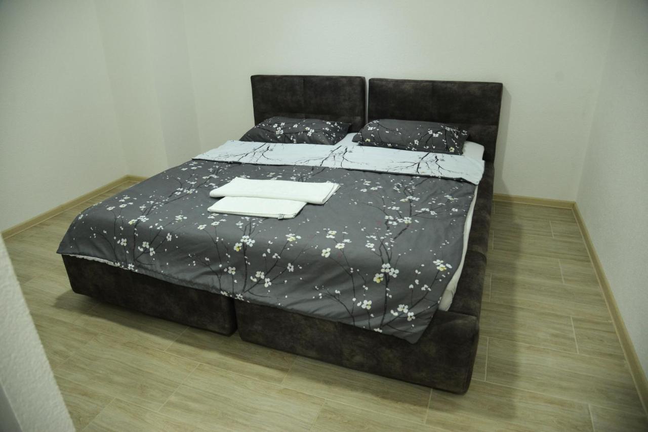 Binta Hostel Враня Екстериор снимка