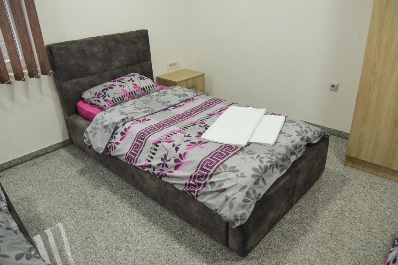 Binta Hostel Враня Екстериор снимка