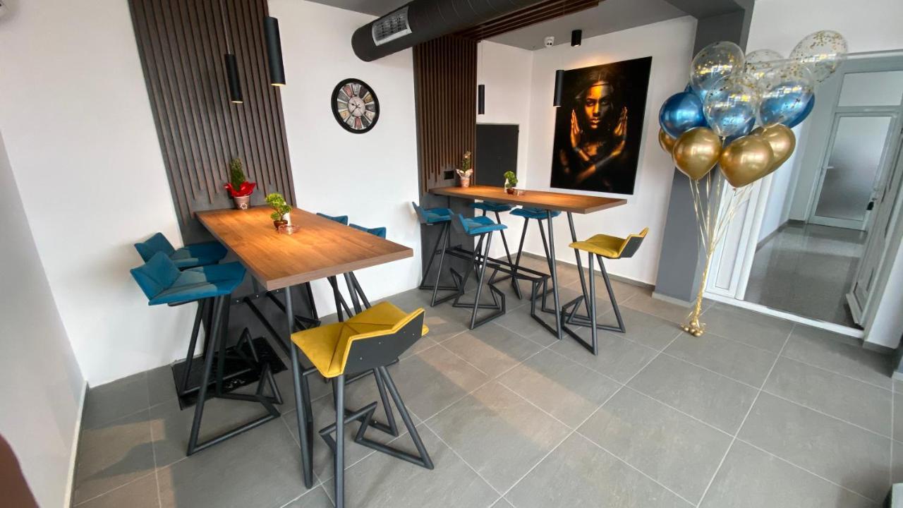 Binta Hostel Враня Екстериор снимка