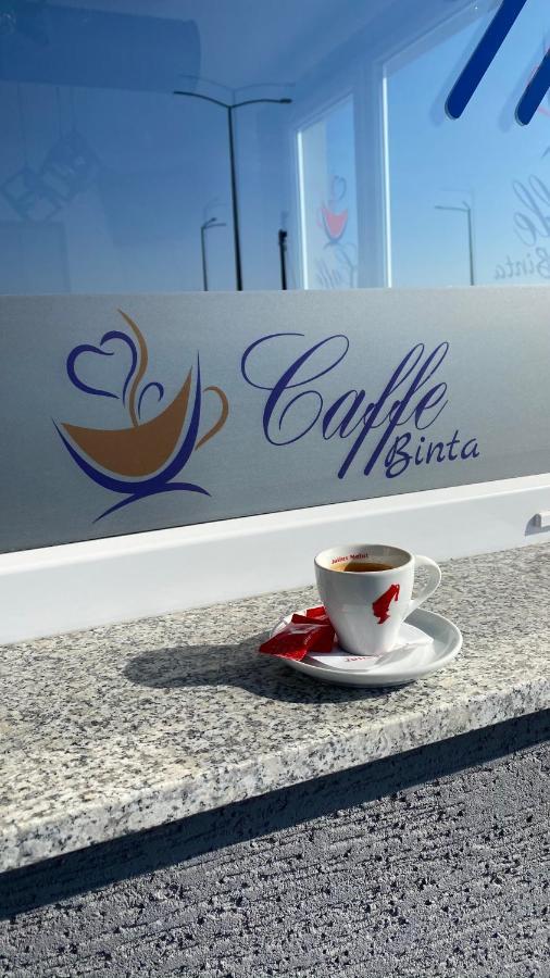 Binta Hostel Враня Екстериор снимка