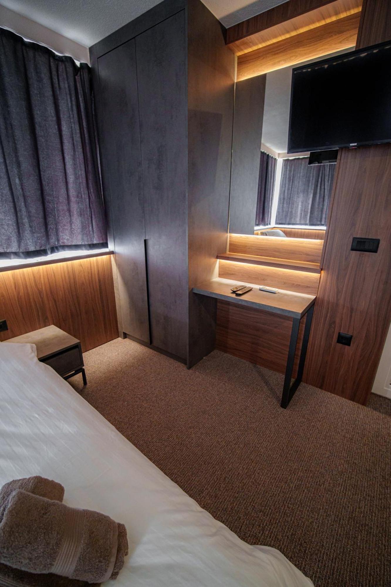 Binta Hostel Враня Екстериор снимка