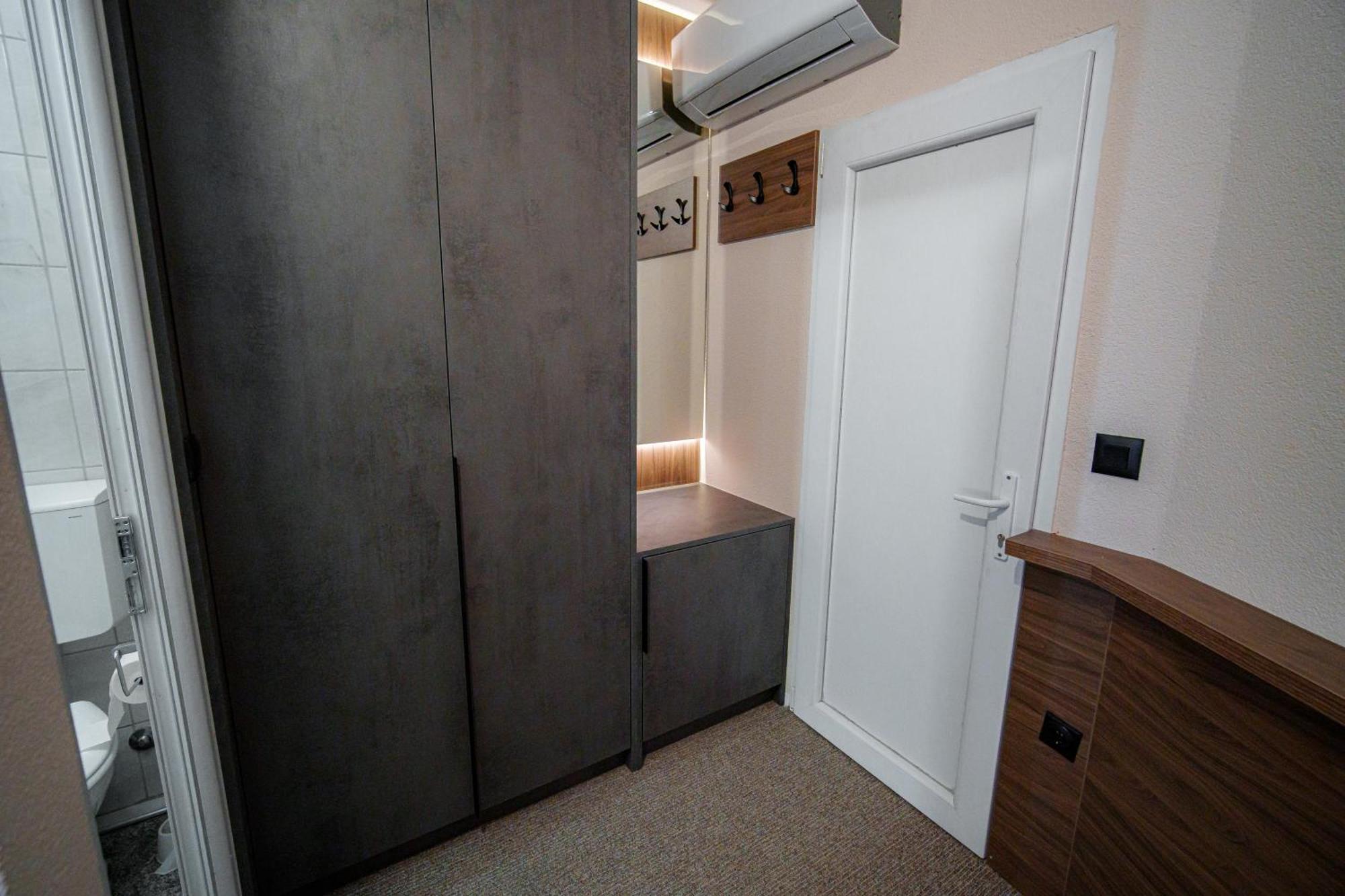 Binta Hostel Враня Екстериор снимка