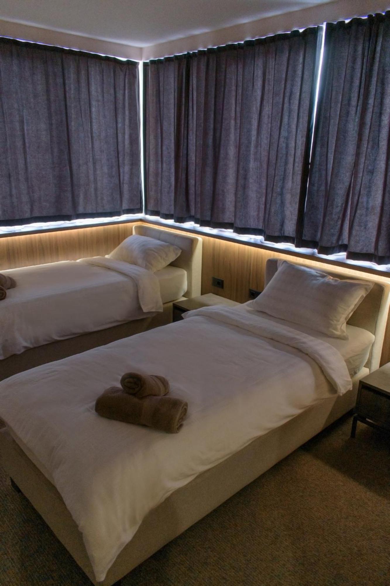 Binta Hostel Враня Екстериор снимка