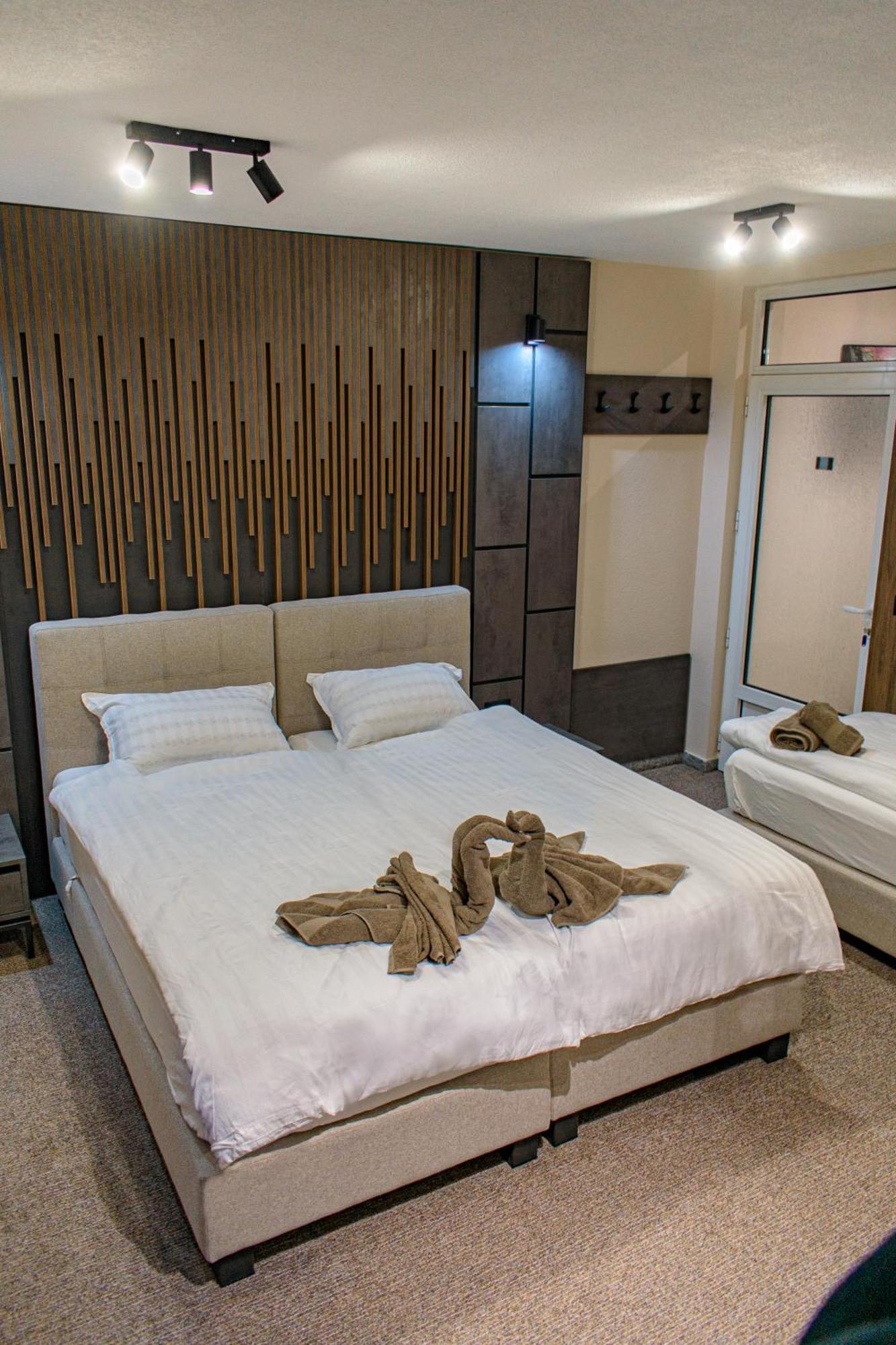 Binta Hostel Враня Екстериор снимка
