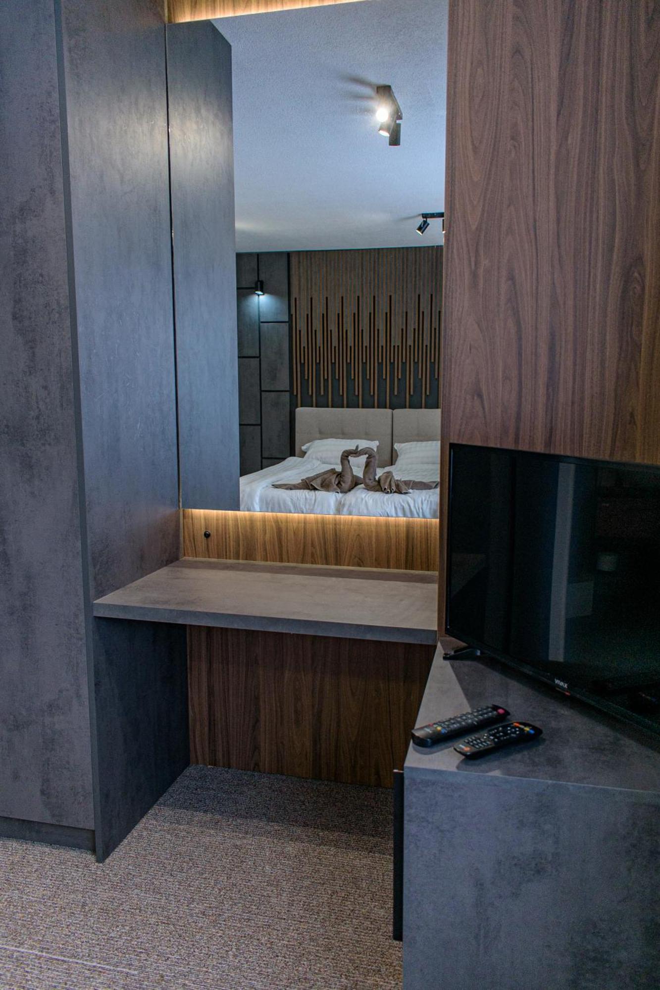 Binta Hostel Враня Екстериор снимка