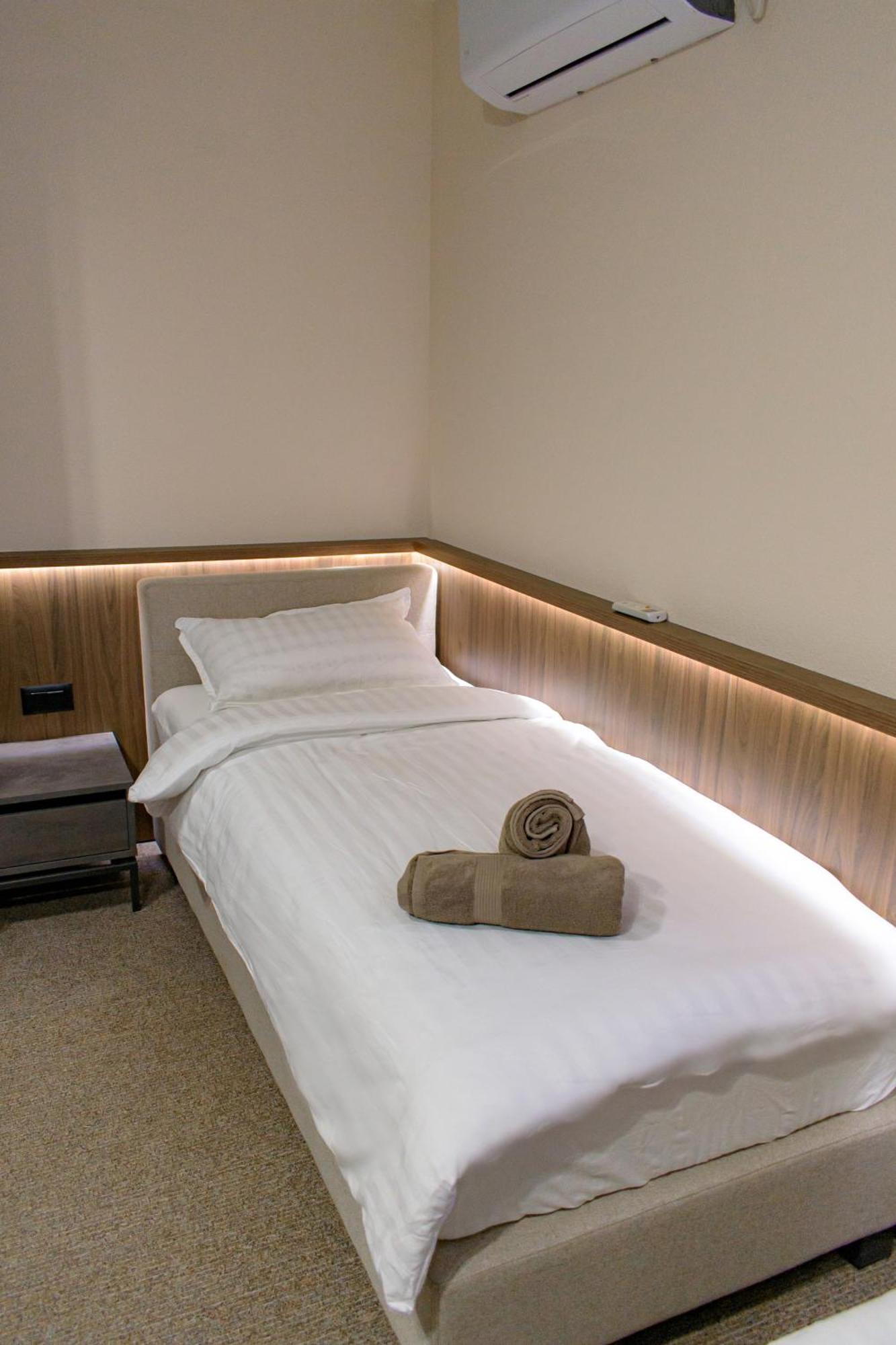 Binta Hostel Враня Екстериор снимка