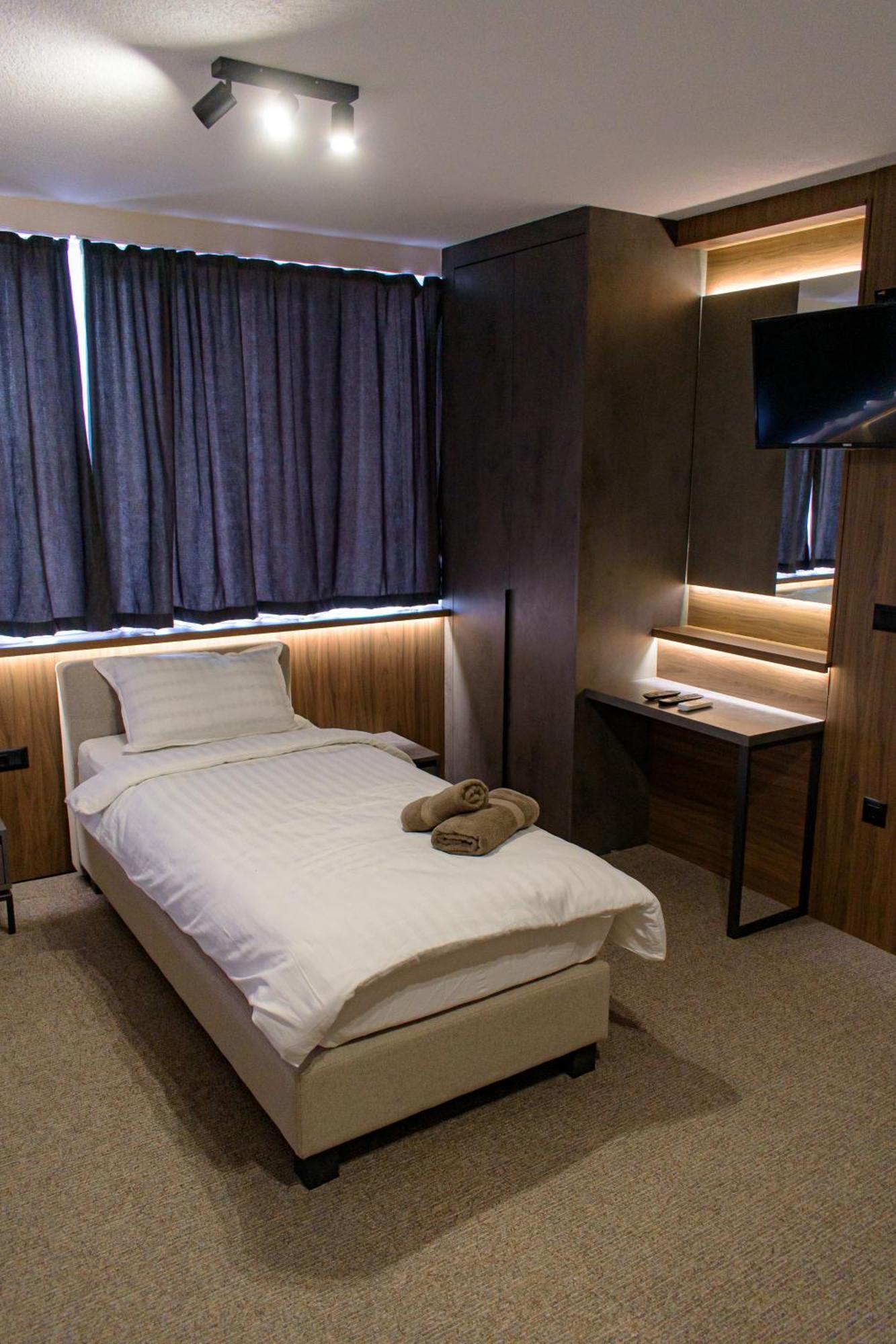 Binta Hostel Враня Екстериор снимка
