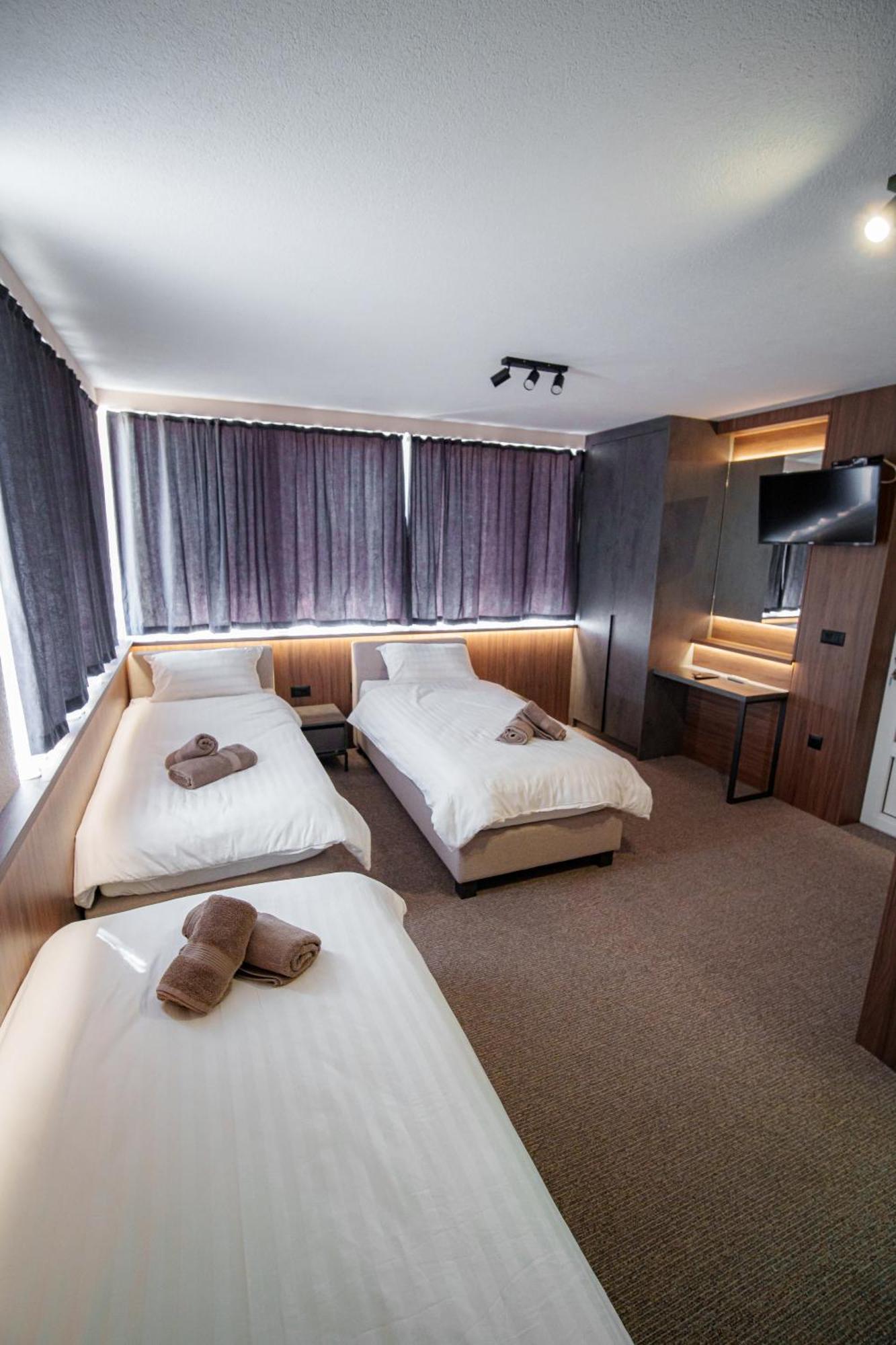 Binta Hostel Враня Екстериор снимка