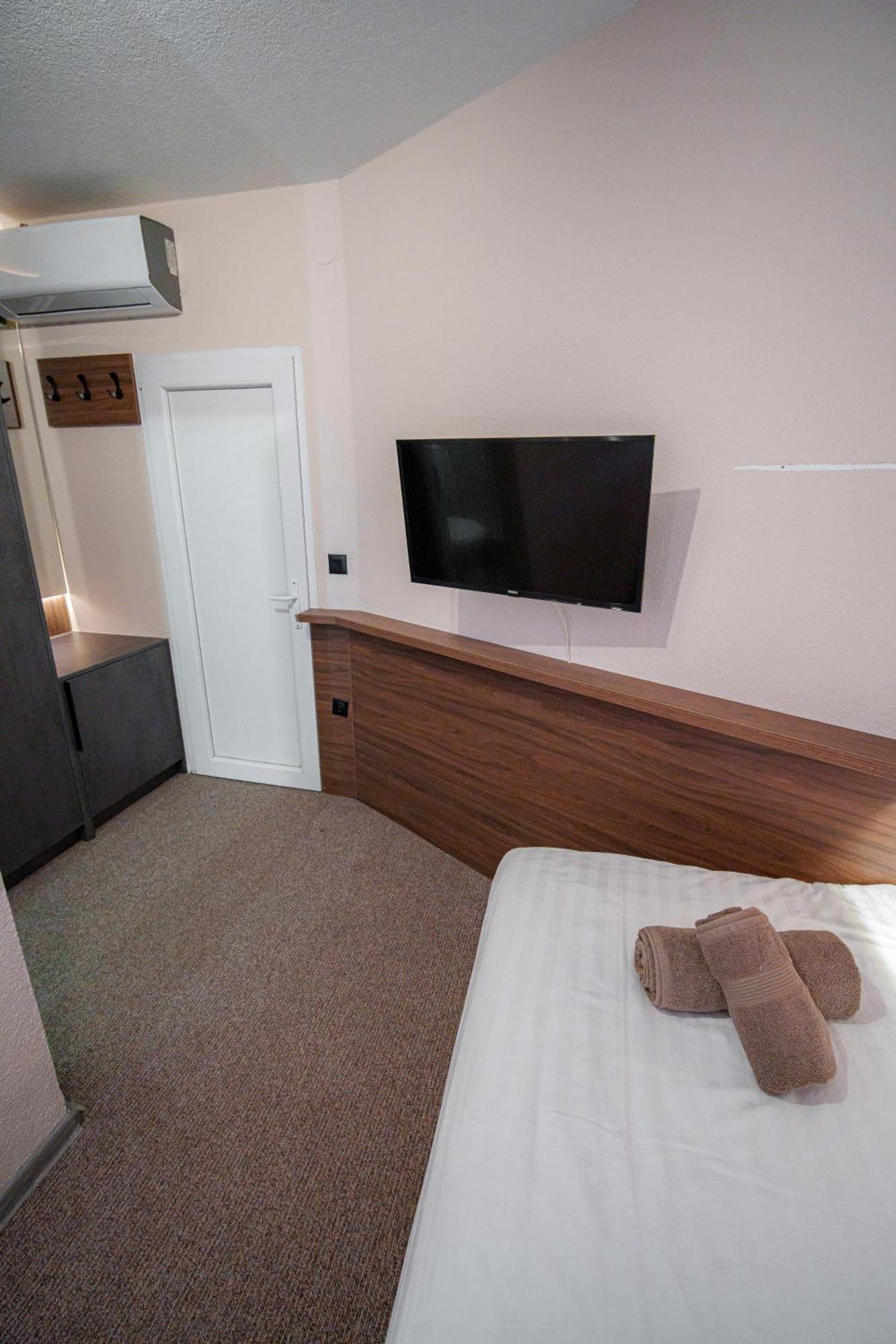 Binta Hostel Враня Екстериор снимка