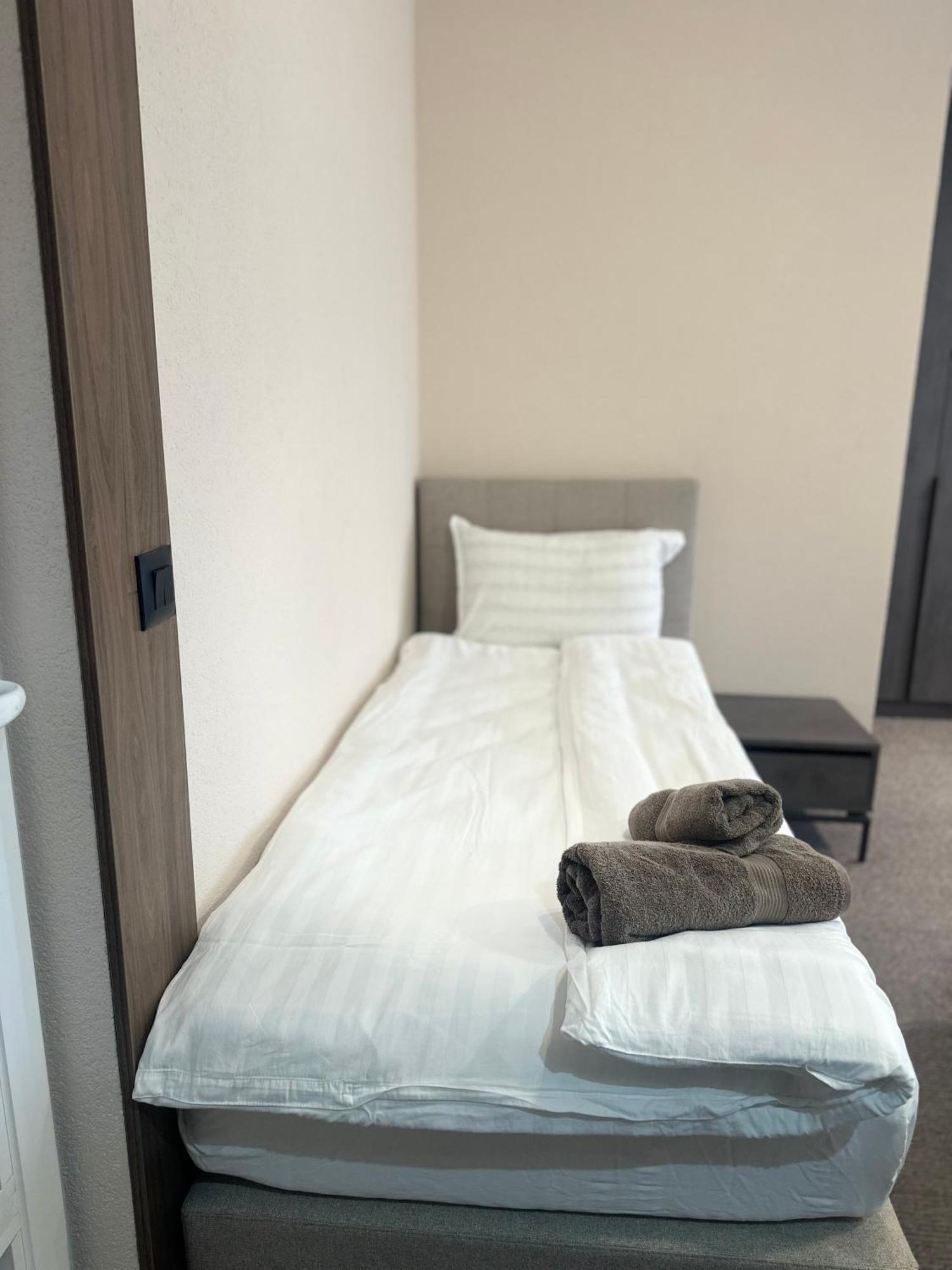 Binta Hostel Враня Екстериор снимка