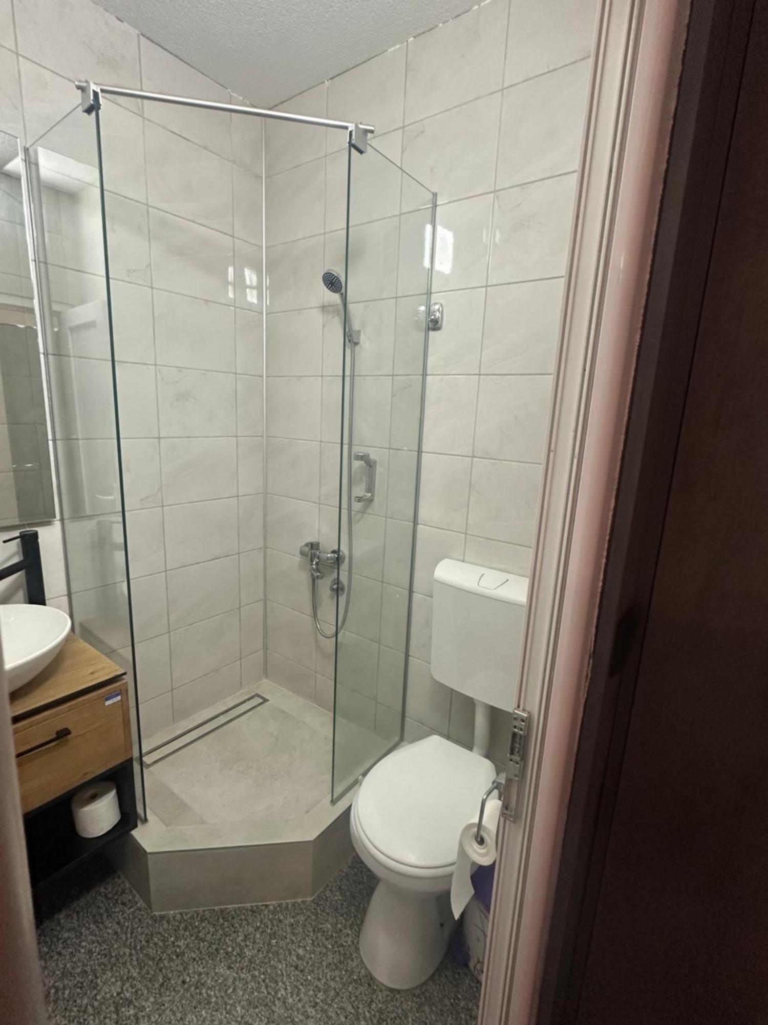 Binta Hostel Враня Екстериор снимка