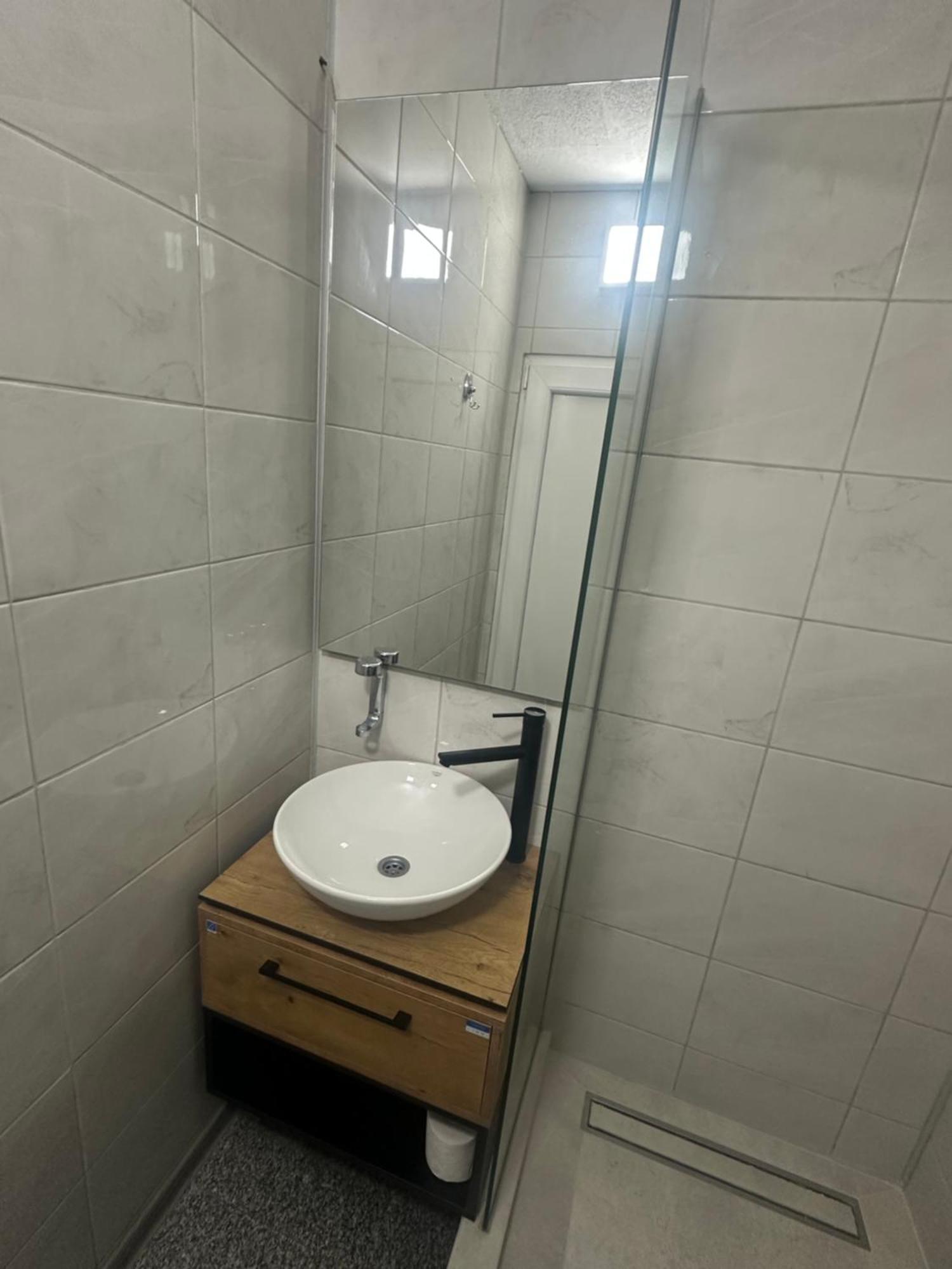 Binta Hostel Враня Екстериор снимка