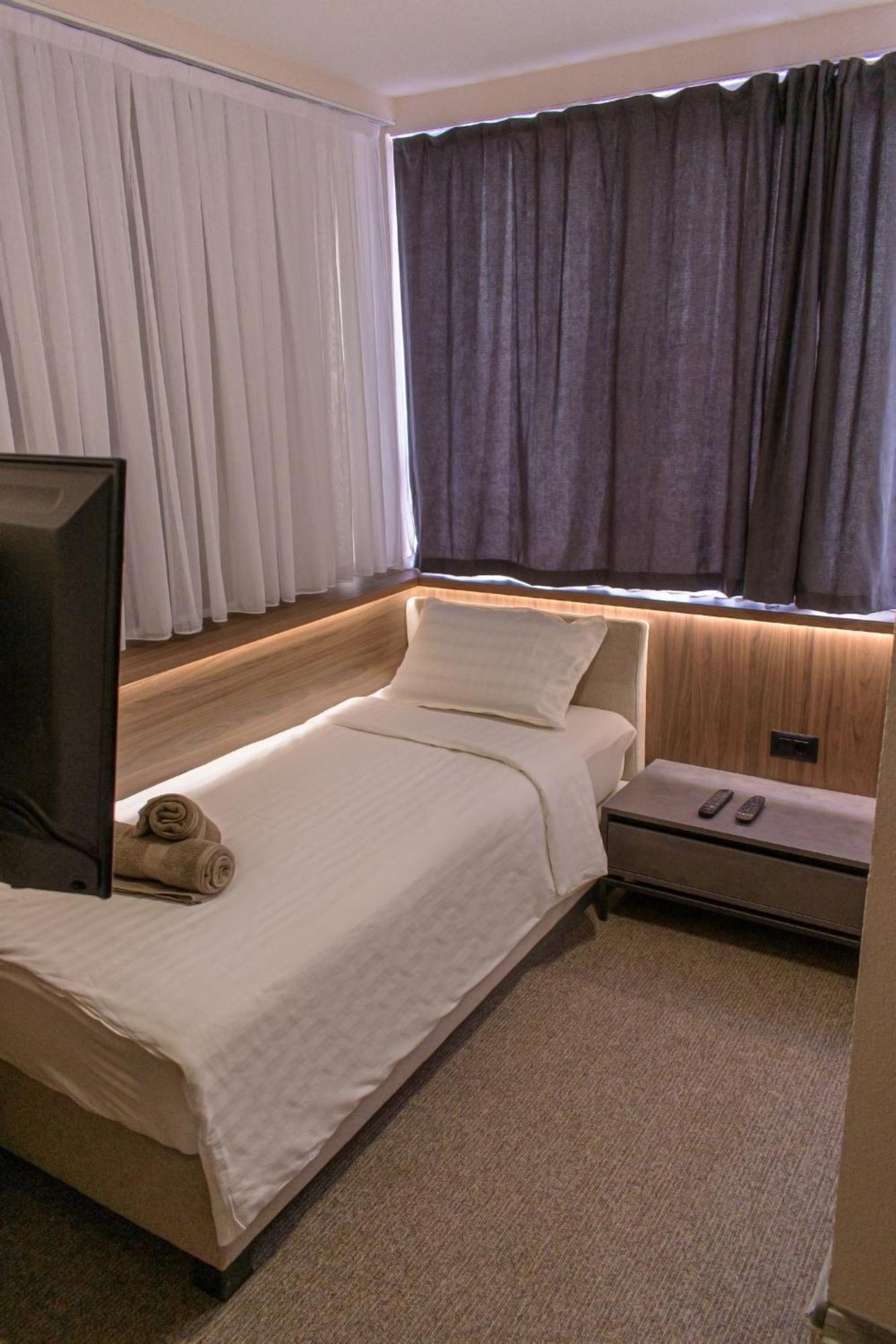Binta Hostel Враня Екстериор снимка