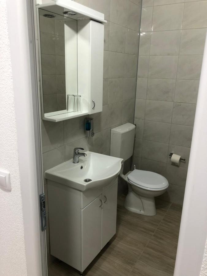 Binta Hostel Враня Екстериор снимка