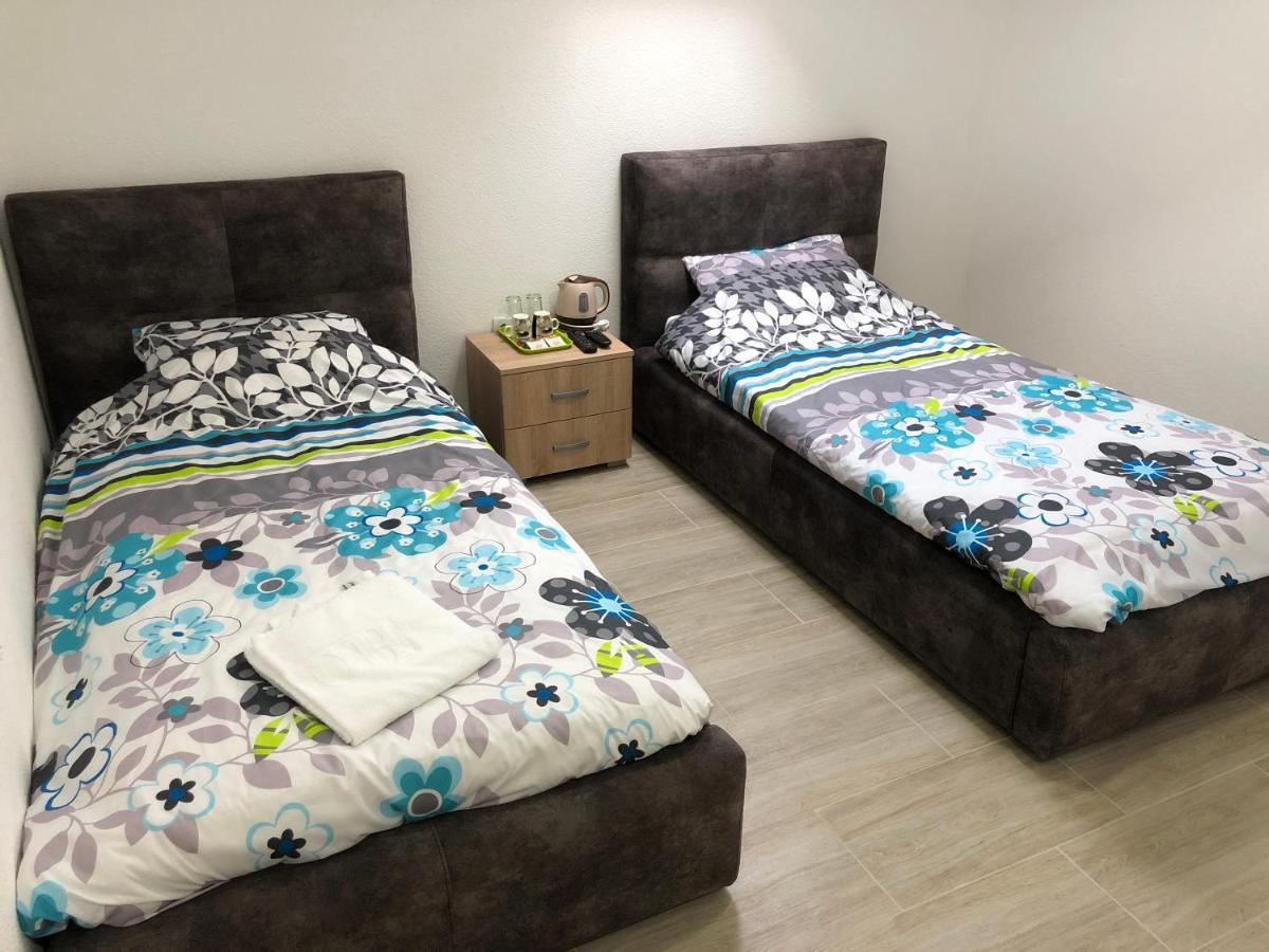 Binta Hostel Враня Екстериор снимка